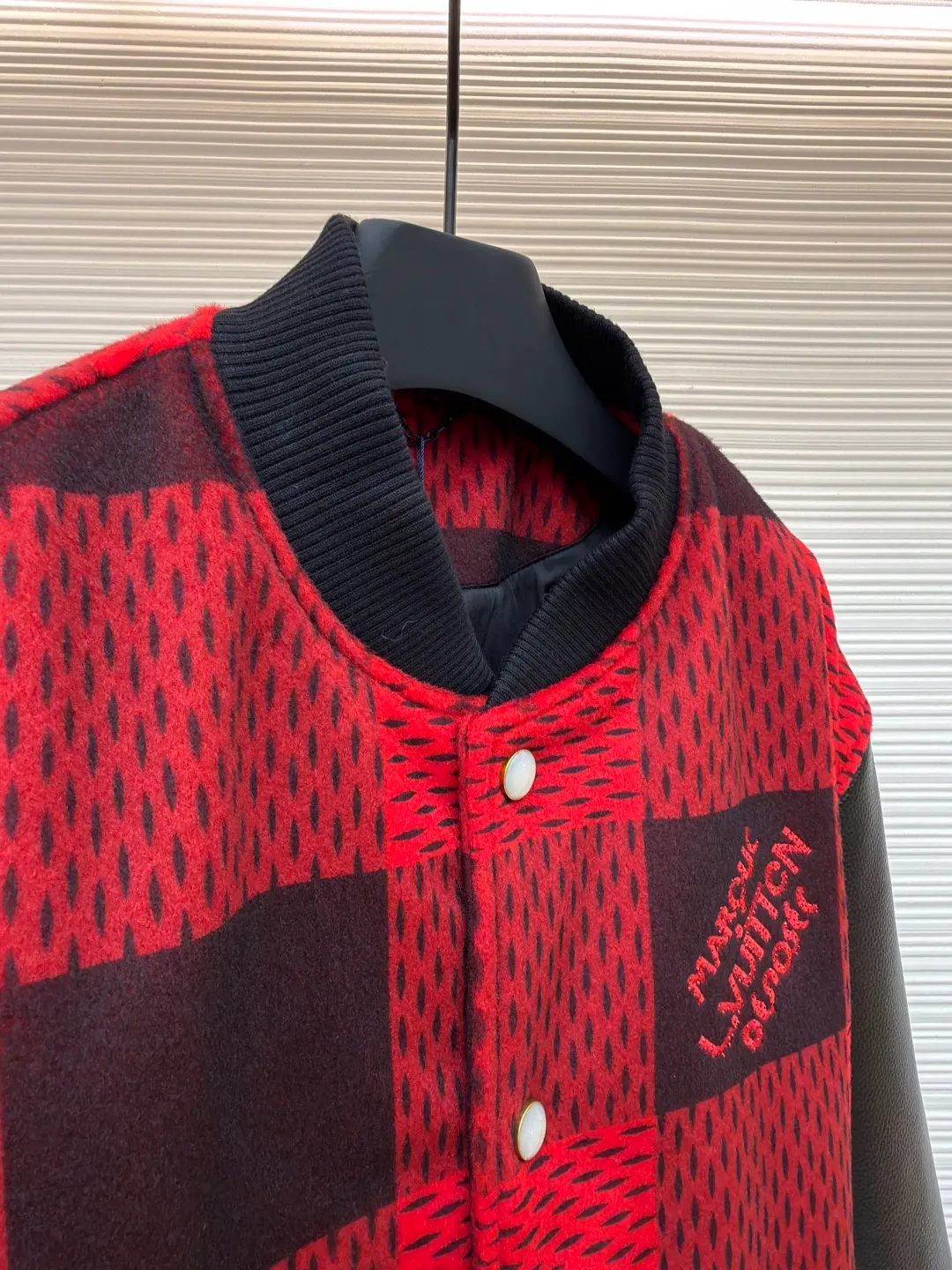 LOUIS VUITTON Plaid Logo Letter Beaded Embroidery Jacket ●Original version: Purchased and developed by 45646 ●Item number: 1681758-B95 ●Fabric: wool blended fabric ●Technology: Beaded embroidery production ●Color: red and black plaid ●Version: Fitted version ●Weight: about 1250 grams ●Size: 46-48-50-52 ●Description: The main body is made of contrasting plaid knitted fabric, with texture levels created through jacquard weaving technology. It is soft to the touch and has a crisp silhouette; the sleeves are spliced with matte leather and treated with scratch-resistant and wear-resistant treatment, giving it both texture and durability. The body of the garment is decorated with the brand's letter logo, using three-dimensional embroidery technology, with bright colors and clear texture to enhance recognition. The version is designed with a fitted baseball collar and is equipped with pearl button closure, making it easy to put on and take off. The ribbed collar, cuffs and hem enhance the fit and take into account windproofness and casual feel. The splicing of the whole garment adopts precision locking technology, with no exposed threads, and the size is measured manually (an error of 1-3CM is normal). The craftsmanship balances the softness of knitting and the toughness of leather, presenting the brand's trendy and advanced style. The overall wiring is straight and delicate, the fabric is comfortable and soft, and the color is consistent without color difference. It can be matched with the same style to create a fashionable look and control various occasions. Customized accessories, complete with three standards, same style for men and women!